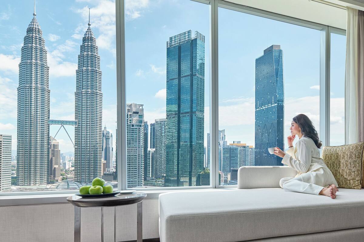 行政客房, 1 张特大床 (Traders Club, Twin Towers View) | 防过敏的被褥、羽绒被、迷你吧、客房内保险箱