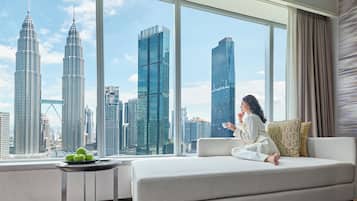 Executive kamer, 1 kingsize bed (Traders Club, Twin Towers View) | Hypoallergeen beddengoed, donsdekens, een minibar, een kluis op de kamer