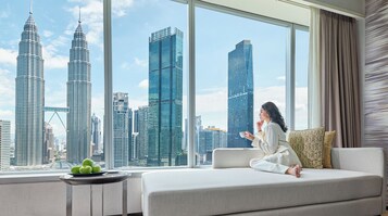 Executive Room, 1 King Bed (Traders Club, Twin Towers View) | Hypo-allergenic bedding, down comforters, minibar, in-room safe
