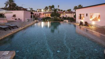 Piscina externa sazonal, funciona das 8h30 às 20h, guarda-sóis