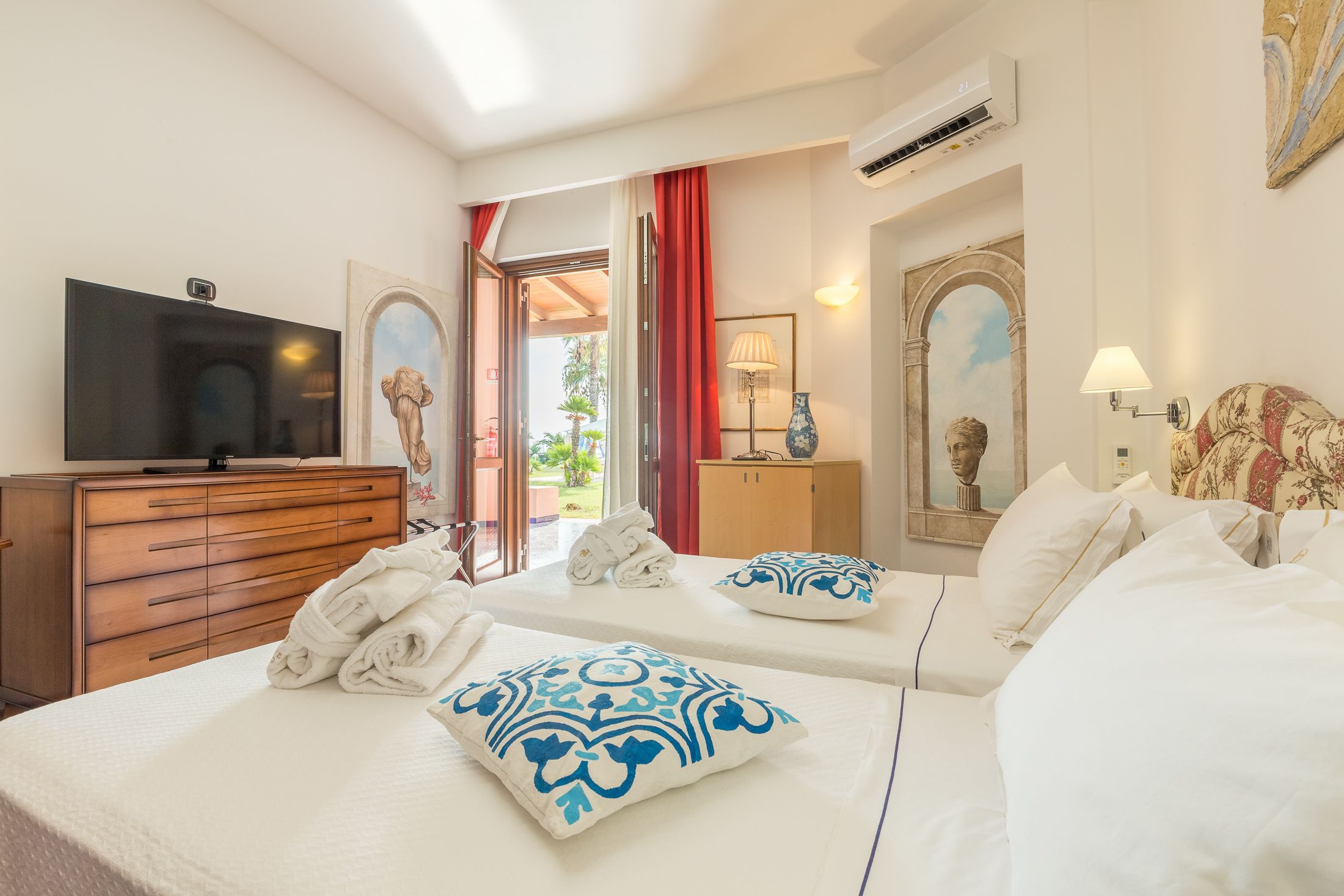 suite, sea view | premium bedding, minibar, in-room safe, desk