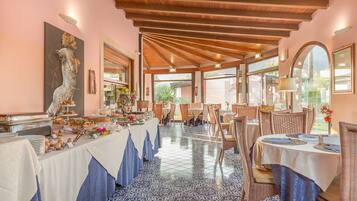 Café da manhã completo grátis todos os dias