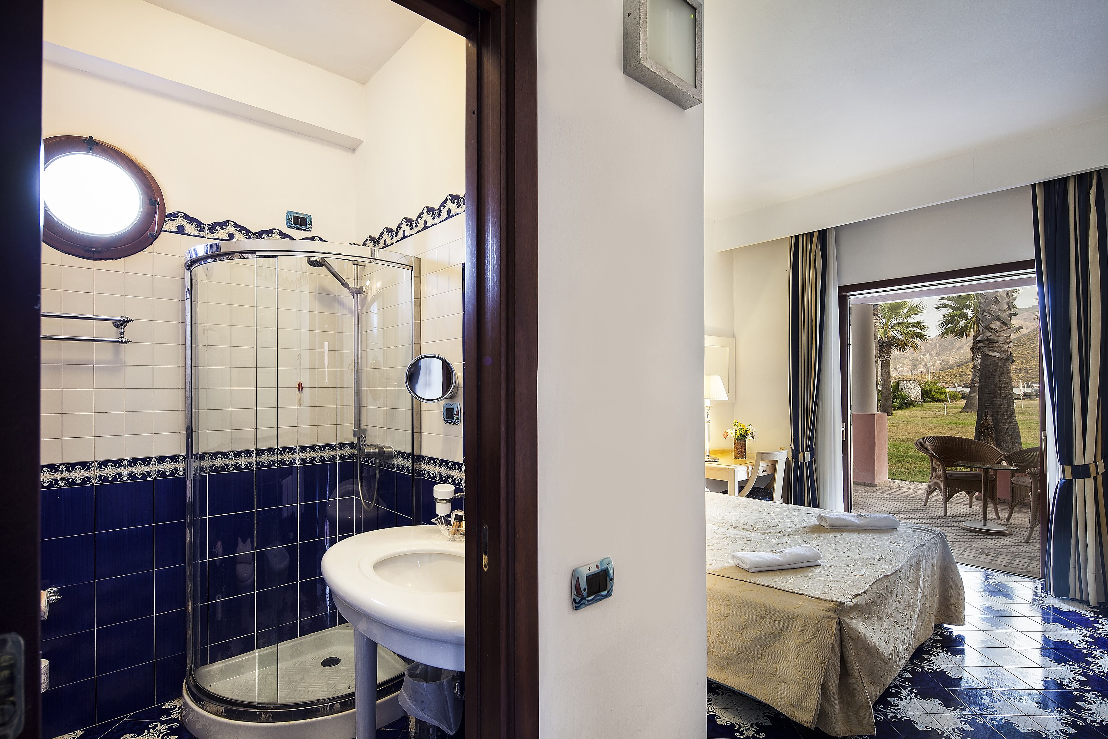 deluxe double or twin room, sea view | bathroom | shower, free toiletries, hair dryer, bidet