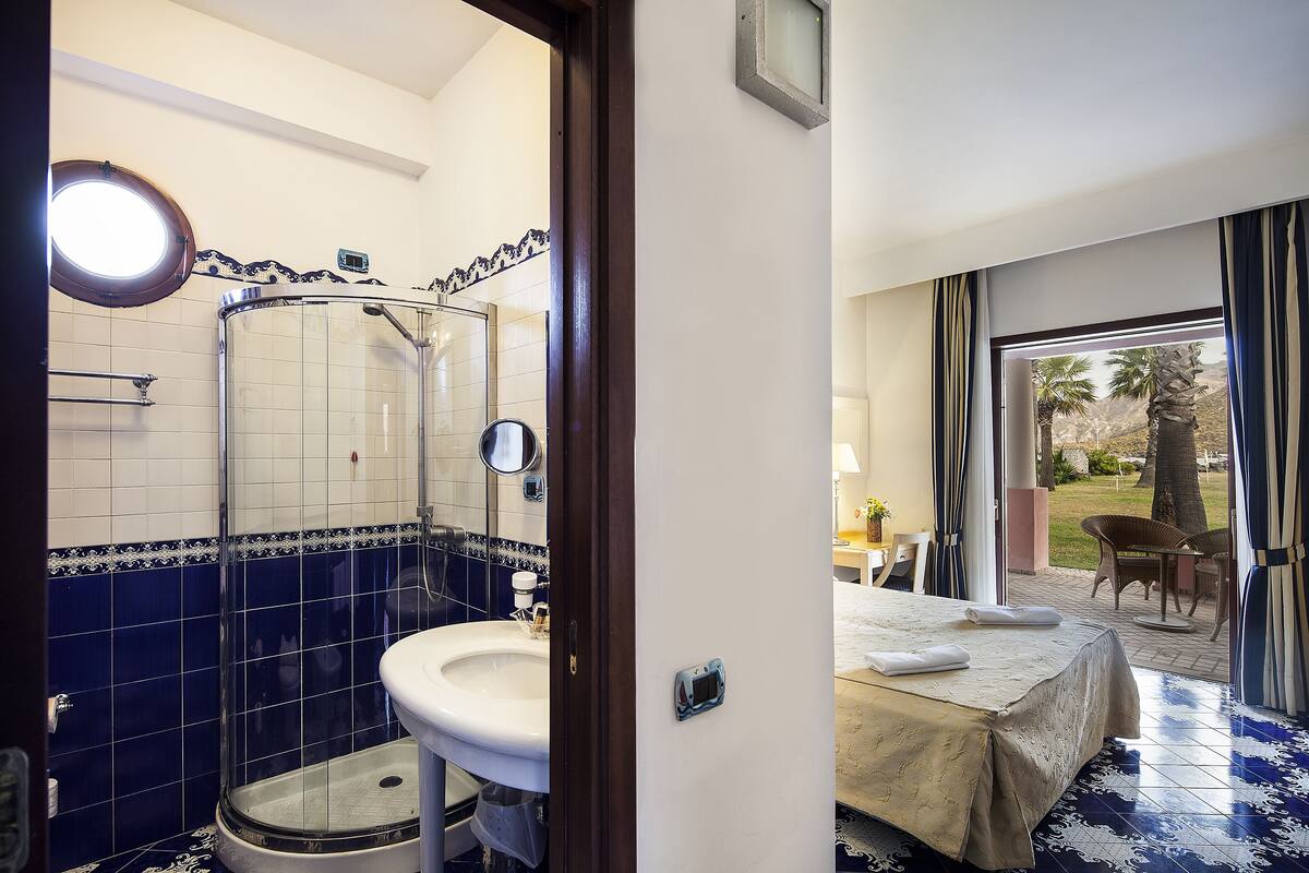 deluxe double or twin room, sea view | bathroom | shower, free toiletries, hair dryer, bidet