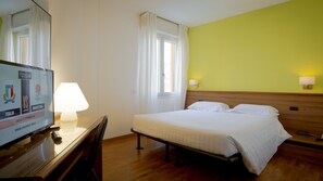 ห้องพัก, พร้อมสิ่งอำนวยความสะดวกสำหรับผู้พิการ | มินิบาร์, ตู้นิรภัยในห้องพัก, โต๊ะทำงาน, ห้องเก็บเสียง