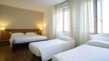 Classic-Vierbettzimmer, Nichtraucher | Minibar, Zimmersafe, Schreibtisch, schallisolierte Zimmer