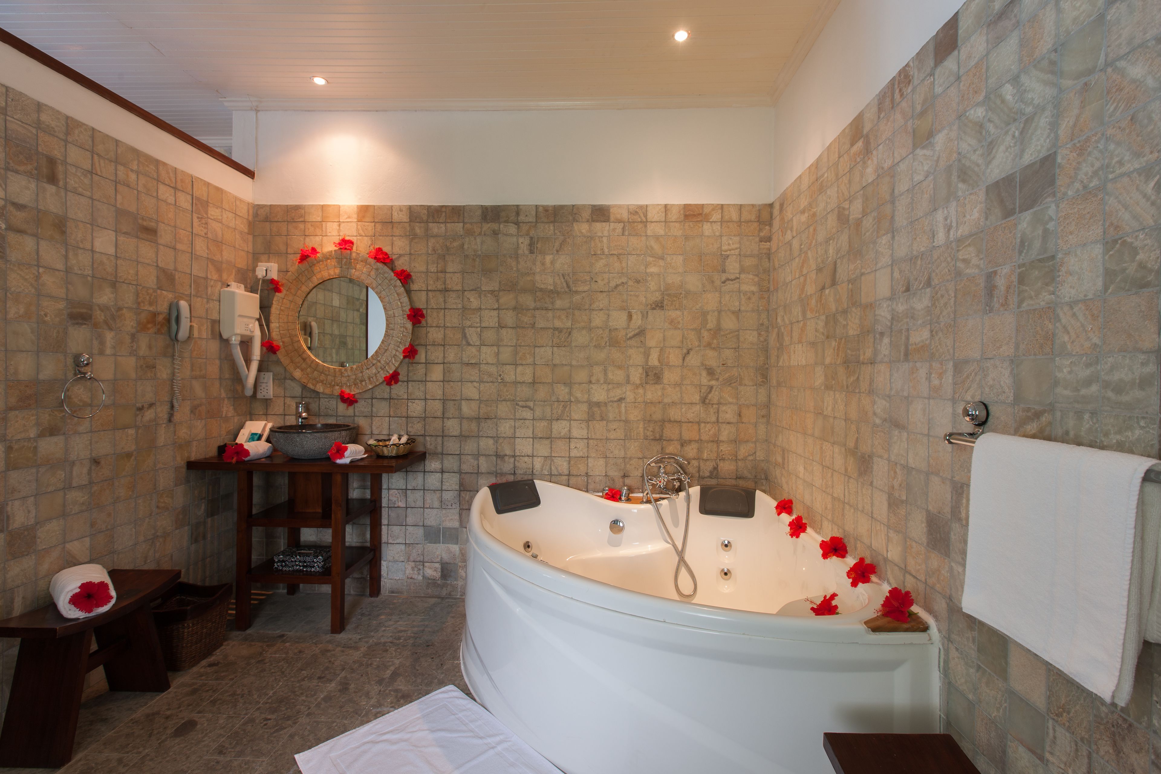 Dusch, hårtork, tofflor och handdukar