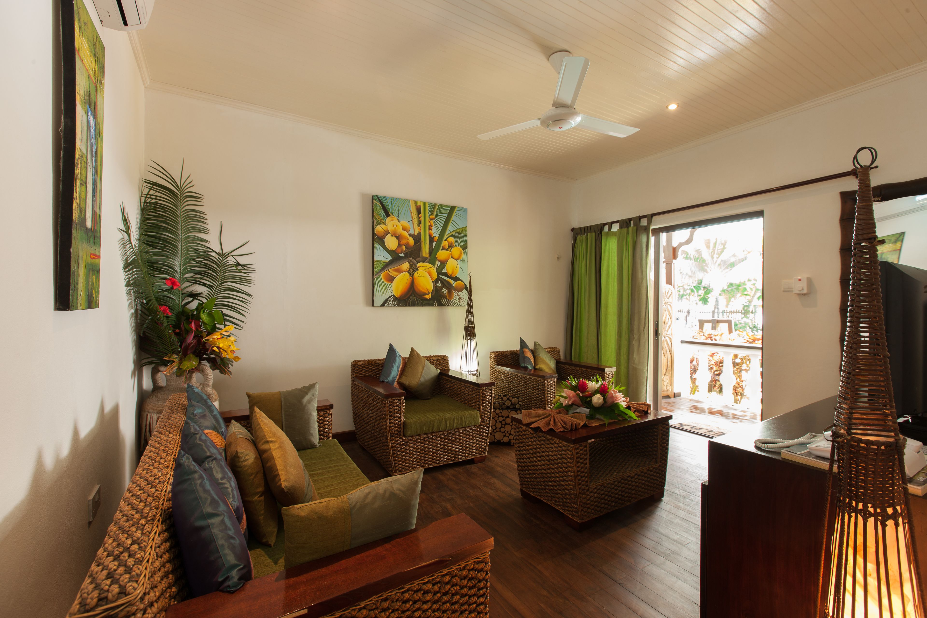 Minibar y caja de seguridad en la habitación 