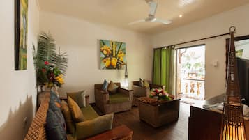 Minibar y caja de seguridad en la habitación