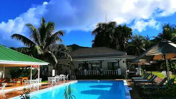 Piscina externa, guarda-sóis