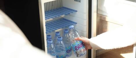 Een koelkast met een hand die een fles Gatorade vasthoudt.