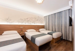 Business-Dreibettzimmer | Verdunkelungsvorhänge, Bügeleisen/Bügelbrett, kostenloses WLAN