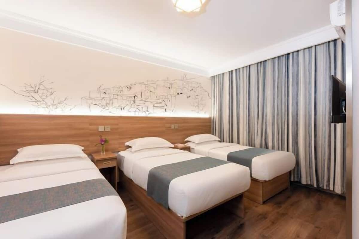 1 bedroom, blackout drapes, iron/ironing board, free WiFi