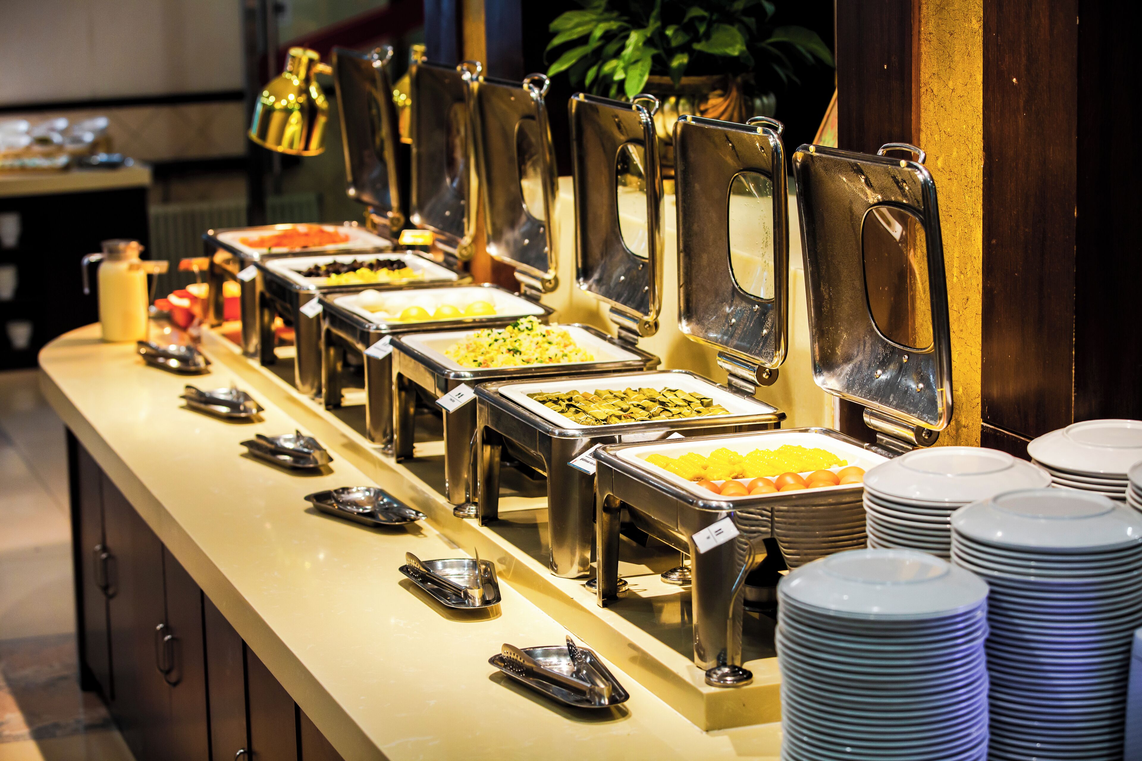 Daily buffet breakfast (CNY 38 per person)