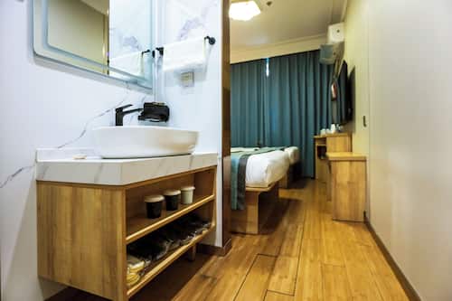 Chambre triple familiale | Rideaux d’obscurcissement, fer et planche à repasser
