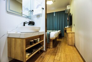 Cortinas blackout, tabla de planchar con plancha y wifi gratis 