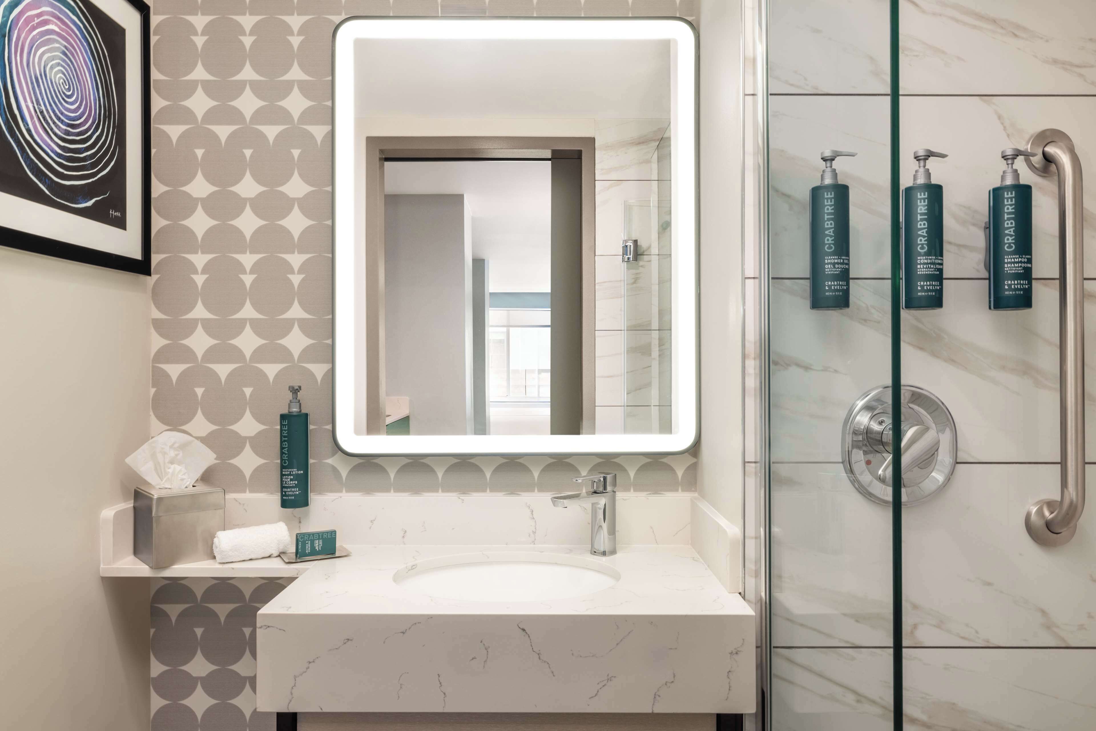 DoubleTree by Hilton New York Midtown Fifth Ave Reviews, Deals & Photos ...