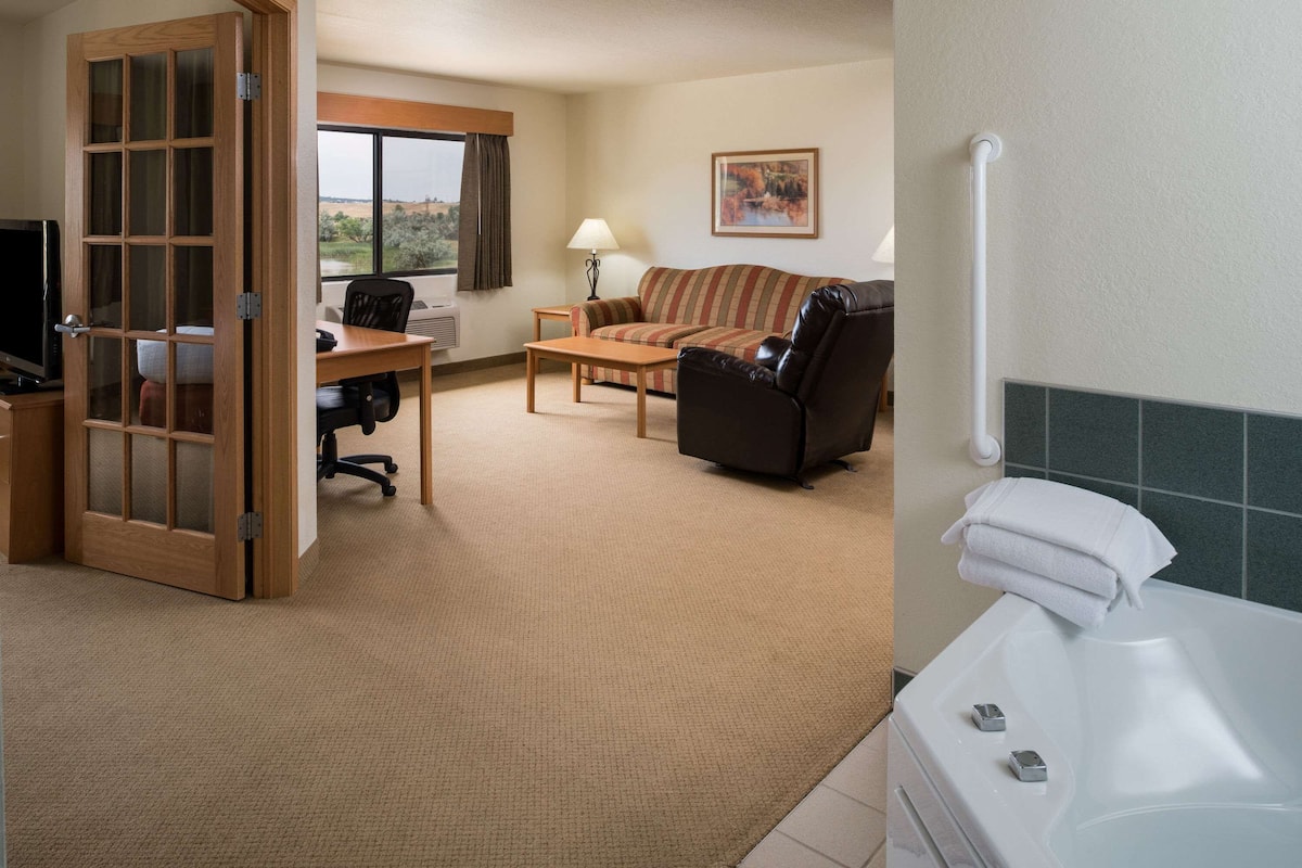 Luxury Suite, 1 Bedroom, Non Smoking (1 King Bed)