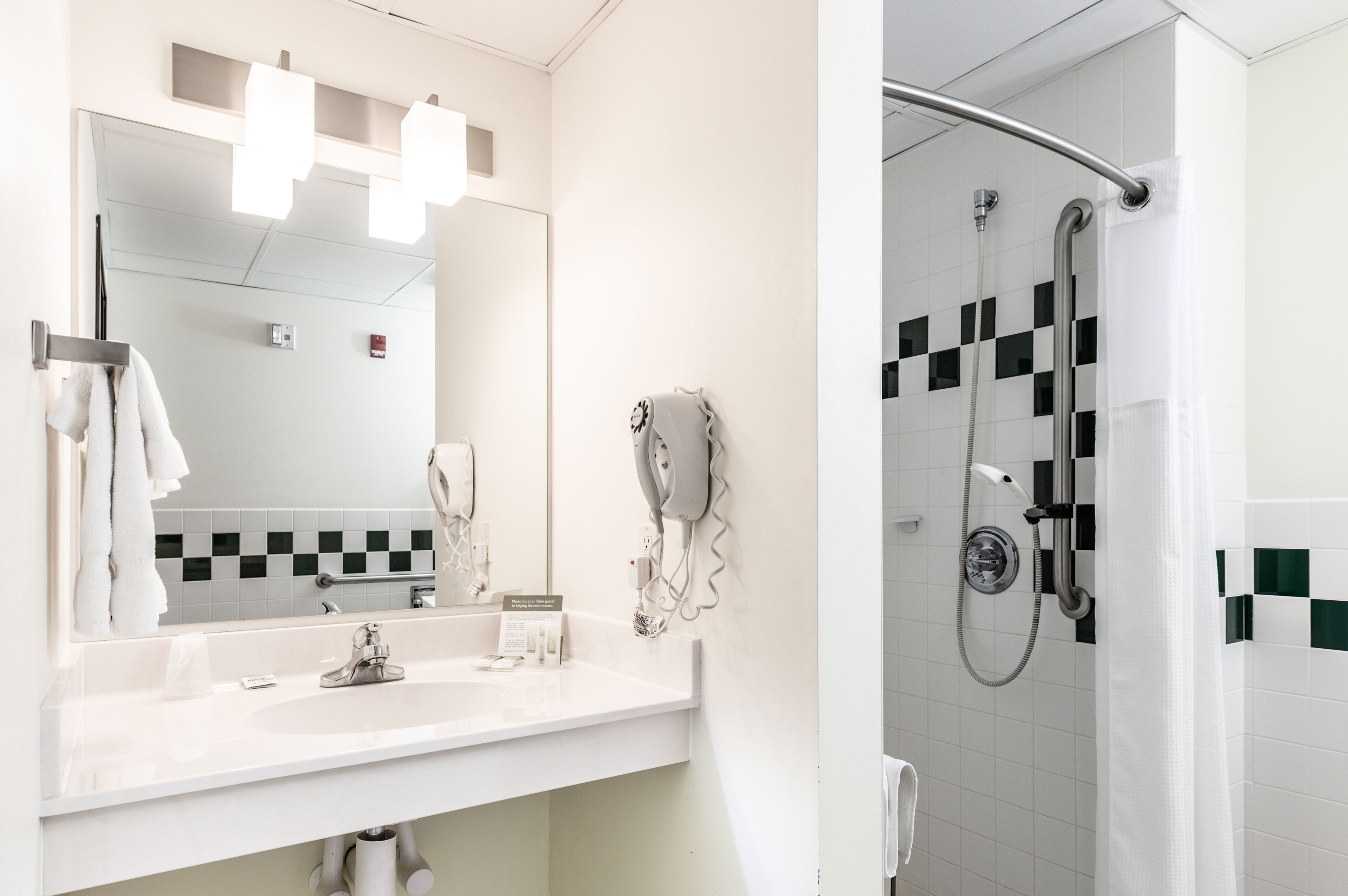 suite, 1 king bed, accessible, non smoking | bathroom | free toiletries, hair dryer, towels