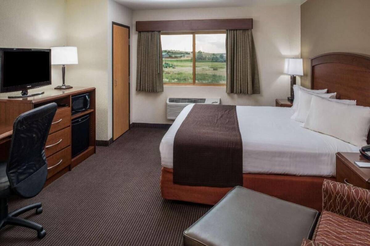 Fer et planche à repasser, lit de bébé (gratuit)