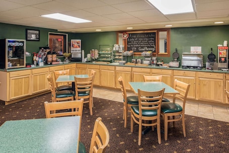 Tägliches inbegriffenes Frühstück zur Selbstbedienung. AmericInn by Wyndham Belle Fourche