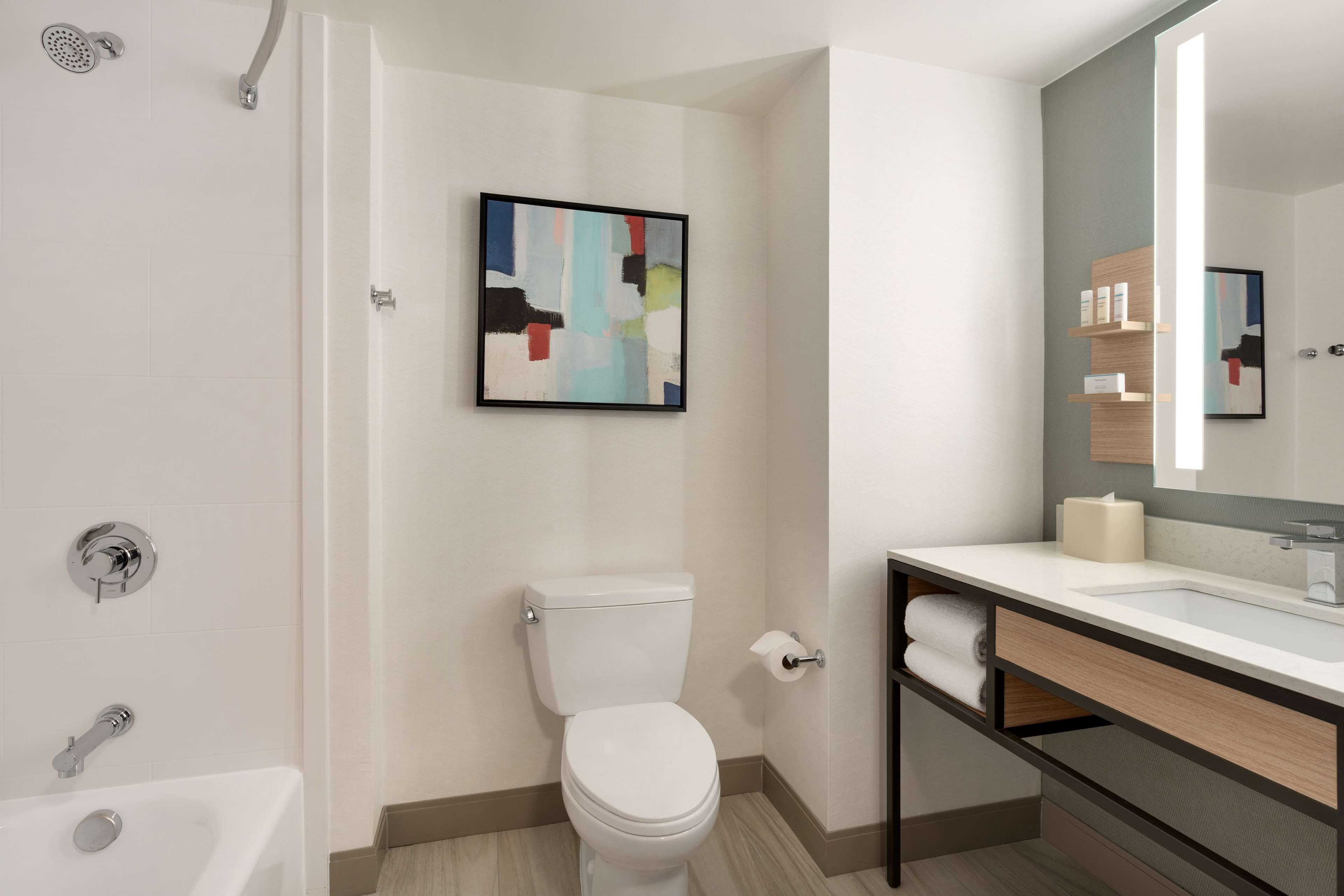 deep-soaking bathtub, hydromassage showerhead, free toiletries