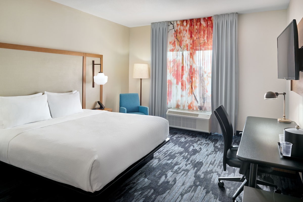 1 bedroom, individually decorated, individually furnished, desk