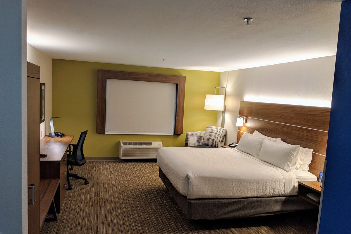 Standard Room, 1 King Bed | Desk, iron/ironing board, WiFi (free), bed sheets