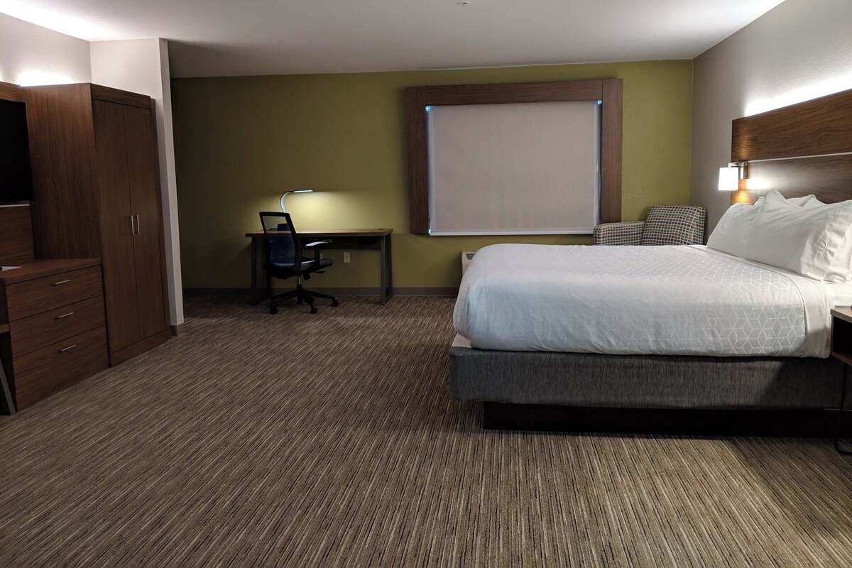 Desk, iron/ironing board, WiFi (free), bed sheets