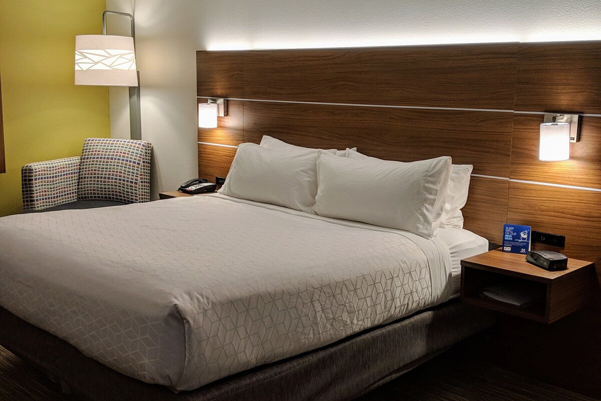 Standard Room, 1 King Bed (Extra Floor Space) | Desk, iron/ironing board, WiFi (free), bed sheets