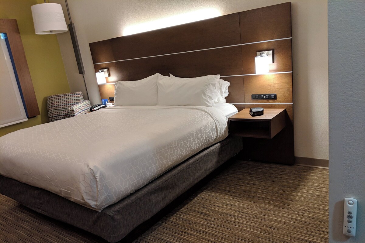 Standard Room, 1 King Bed, Accessible (Comms Accessible. Roll-In Shower) | Desk, iron/ironing board, WiFi (free), bed sheets