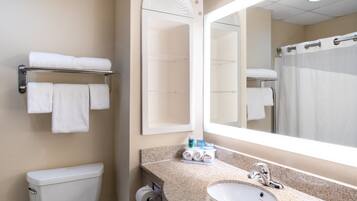 Een bad/douchecombinatie, een hydromassagedouche, gratis toiletartikelen