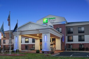 Edificio de Holiday Inn Express & Suites con entrada cubierta y fachada de ladrillo.