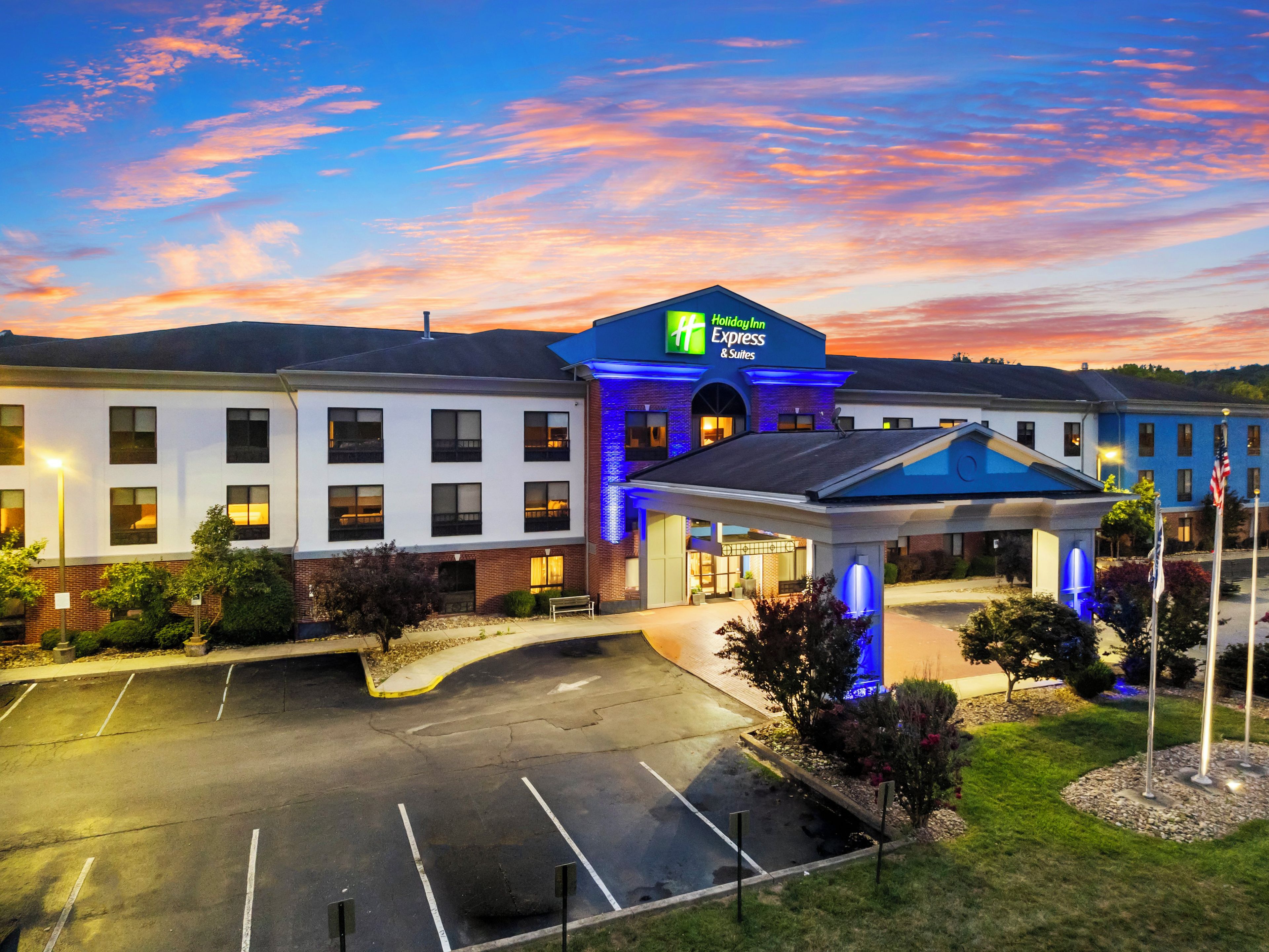 A Holiday Inn Express & Suites hotel with a parking lot and a covered entrance.