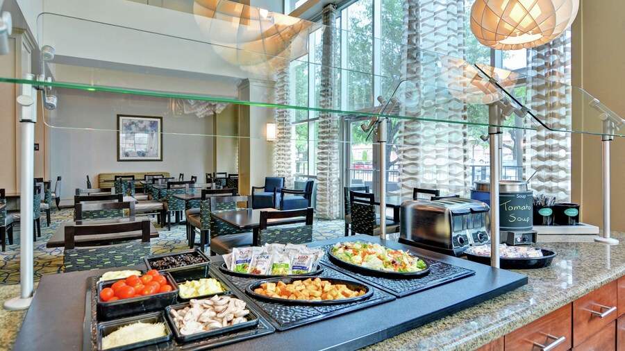 ホームウッド スイーツ バイ ヒルトン ニア ザ ギャラリア