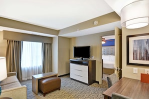 Suíte, 1 quarto, para não fumantes | Área de estar | TV LCD 37 polegadas com canais digitais, TV, filmes pagos