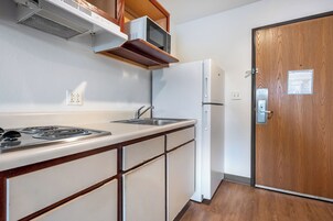 大冰箱、微波炉、炉灶