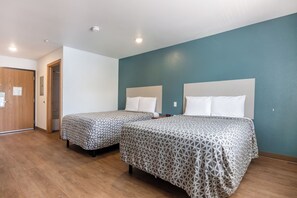 Escritorio, tabla de planchar con plancha, wifi gratis y ropa de cama 