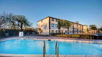 Una piscina al aire libre