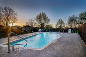 Outdoor pool - Motel 6 San Antonio, TX - Sea World North (San Antonio)