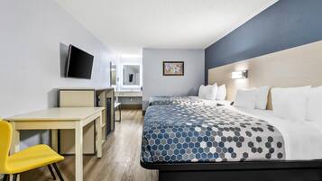 Escritorio, cortinas blackout y tabla de planchar con plancha