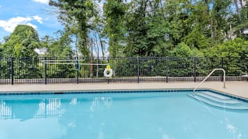 Utendørsbasseng, bassengparasoller og solsenger