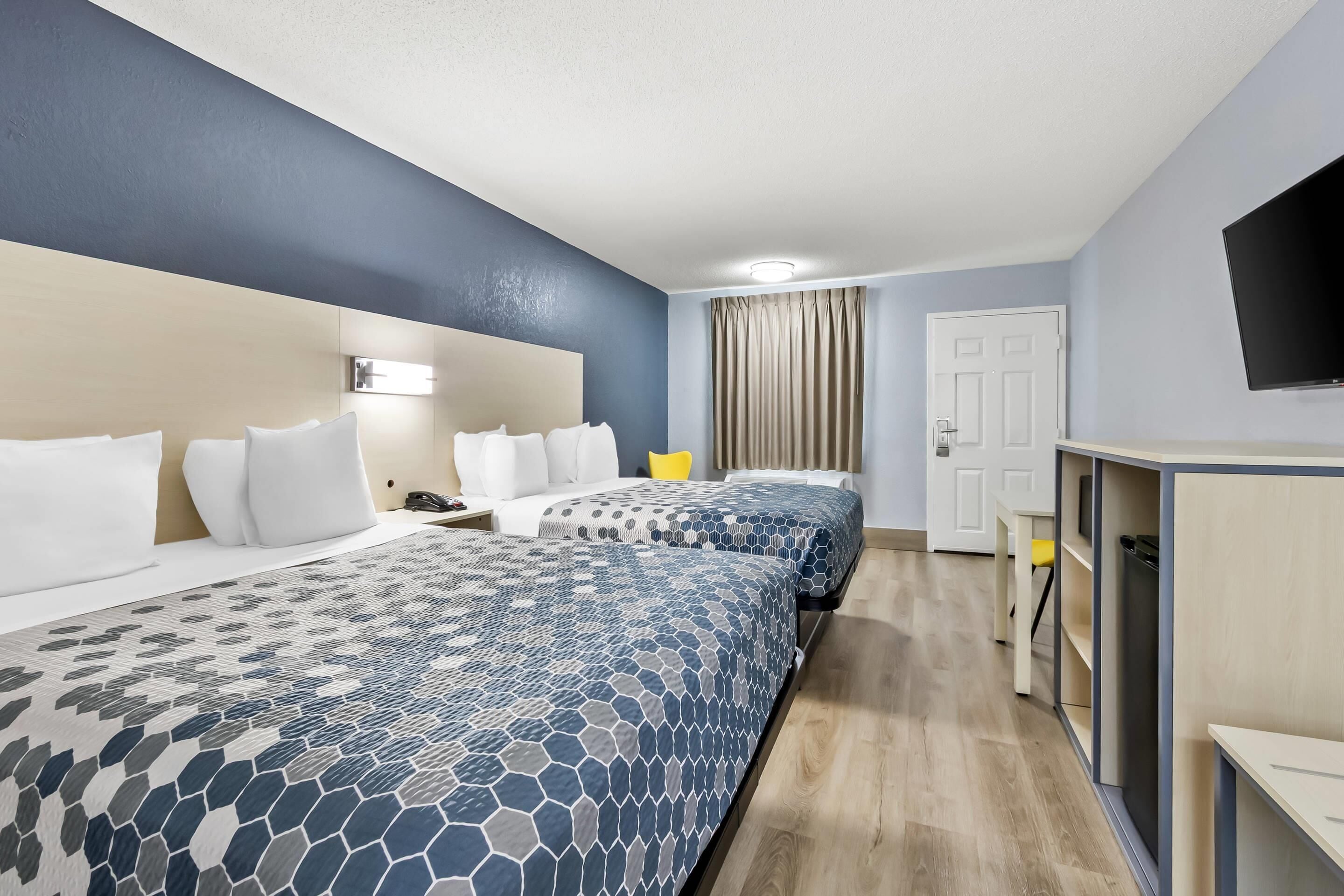 Rom – standard, 1 kingsize-seng, ikke-røyk | Skrivebord, blendingsgardiner og strykejern/-brett