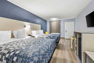 Escritorio, cortinas blackout y tabla de planchar con plancha