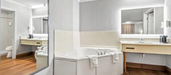 Econo Lodge Inn & Suites Cayce I-26 Airport