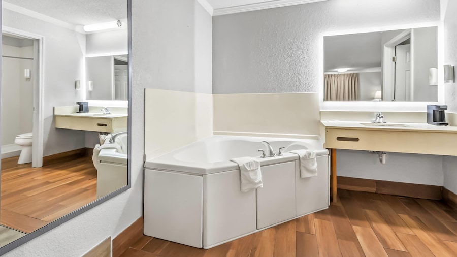 Econo Lodge Inn & Suites Cayce I-26 Airport