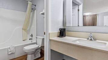 Uma casa de banho moderna com banheira, sanita e lavatório.