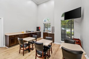 Ilmainen päivittäinen mannermainen aamiainen