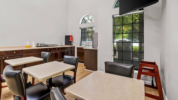 Free daily continental breakfast  - Econo Lodge Inn & Suites Cayce I-26 Airport (Cayce)