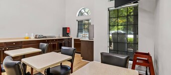 Econo Lodge Inn & Suites Cayce I-26 Airport